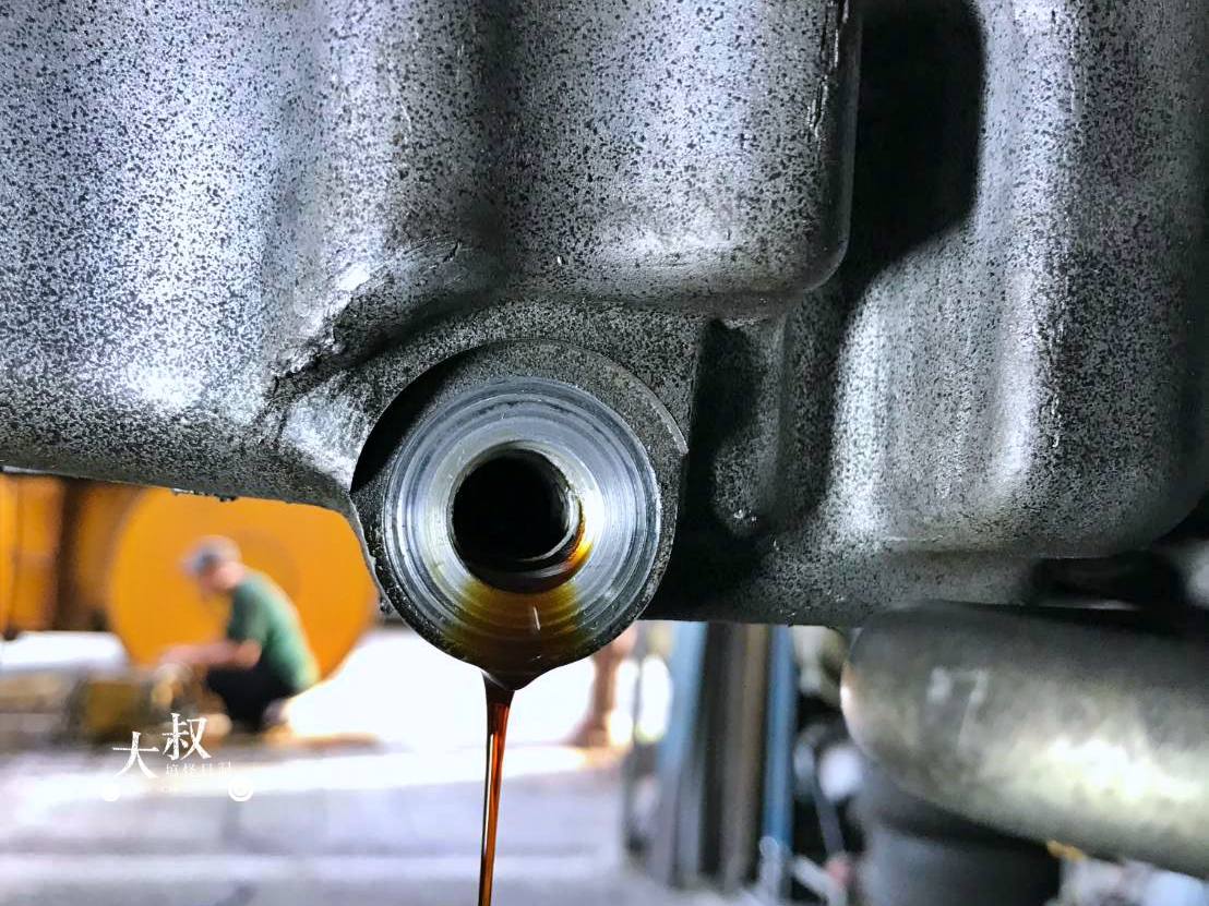 汽車保養｜機油螺絲孔崩牙漏機油 電瓶檢測失誤導致車輛無法啟動需要救援